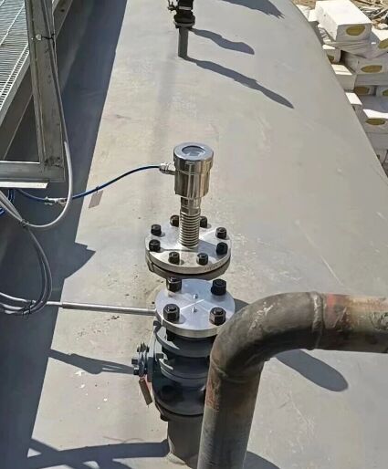 W jaki sposób sterowany radar fal mierzy poziom interfejsu przy użyciu różnicy w stałej dielektrycznej?